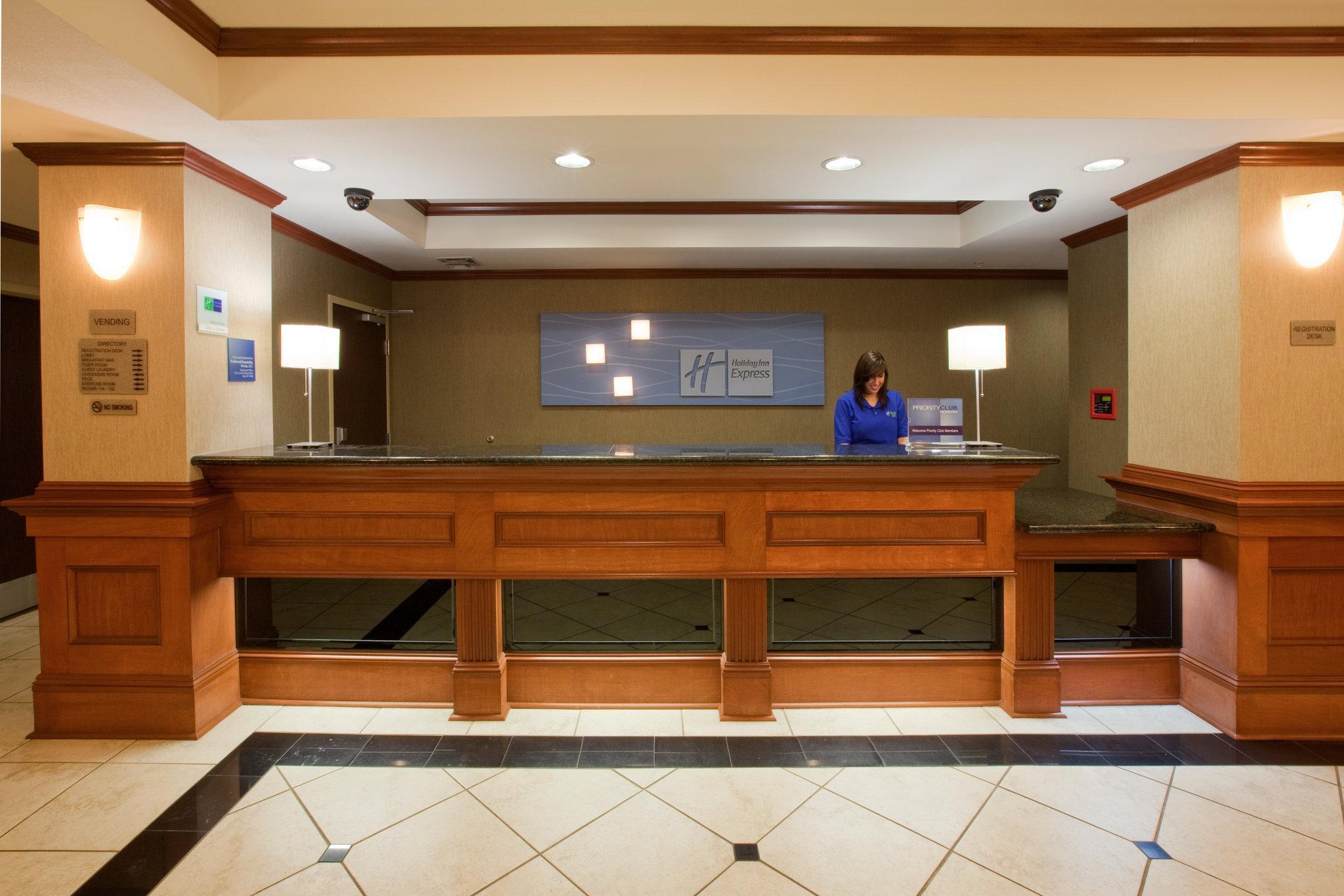 Holiday Inn Express Hotel And Suites Ada By Ihg Ngoại thất bức ảnh