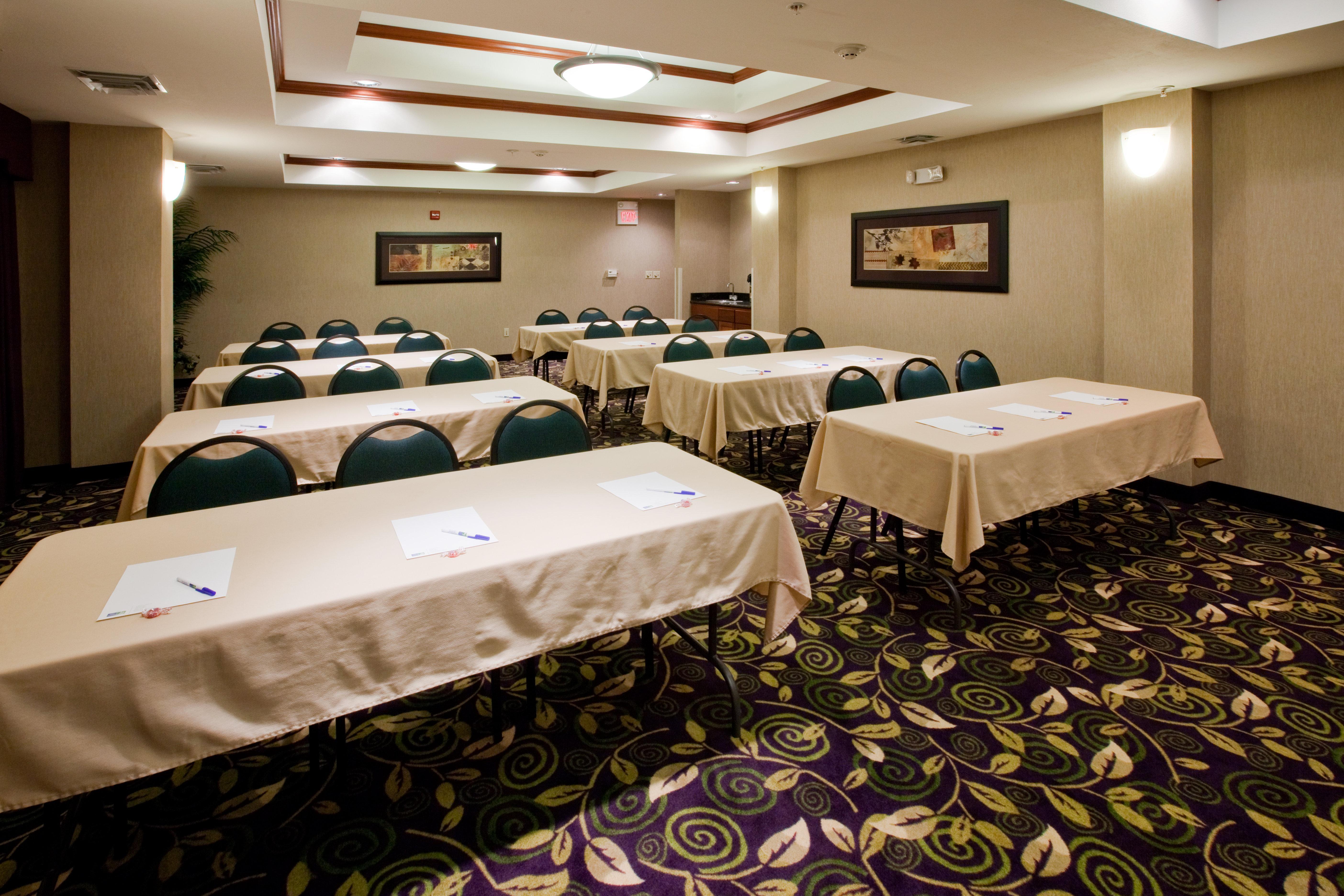 Holiday Inn Express Hotel And Suites Ada By Ihg Ngoại thất bức ảnh